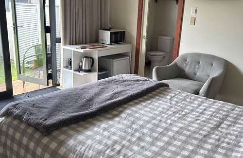 Omokoroa Cama Y Desayuno | Peaceful Ōmokoroa Studio Unit — close to Omokoroa Golf Course