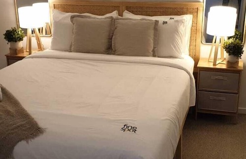 Brisbane Central Business District Apartamento | Peaceful One Bedroom Residence with Parking