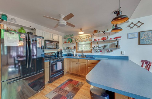 Thornhurst Cabina | Peaceful Pocono Lake Retreat w/ Game Room & Deck!