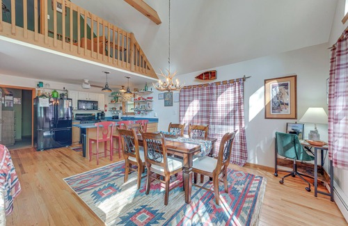 Thornhurst Cabina | Peaceful Pocono Lake Retreat w/ Game Room & Deck!