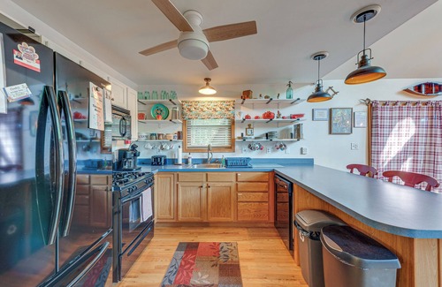 Thornhurst Cabina | Peaceful Pocono Lake Retreat w/ Game Room & Deck!