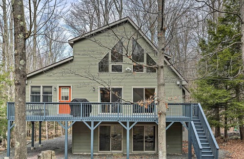 Hamlin Cabina | Peaceful Poconos Cabin w/ Lake Access & Views!