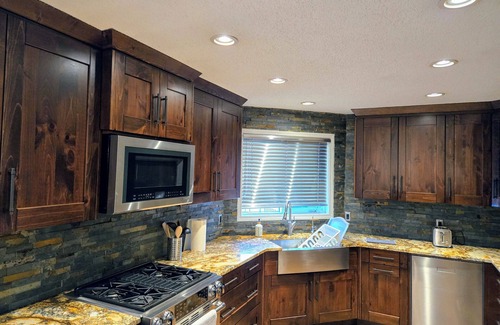 Balzac Otro | Peaceful prairie Farmhouse on 4 Acres close to Calgary Airport