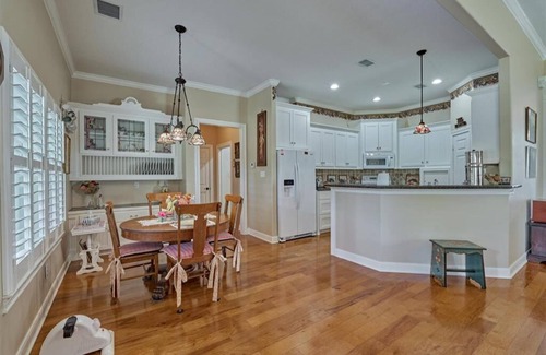 Conroe Casa | Peaceful, quiet, friendly, seconds from dining, shopping, schools, and commute.
