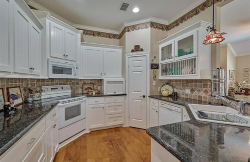 Conroe Casa | Peaceful, quiet, friendly, seconds from dining, shopping, schools, and commute.