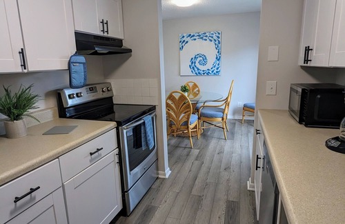 Fernandina Beach Condominio | Charming Beach Condo Steps to Sand Pet-Friendly Pool & Tennis Access