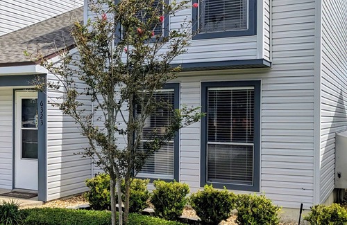 Fernandina Beach Condominio | Charming Beach Condo Steps to Sand Pet-Friendly Pool & Tennis Access