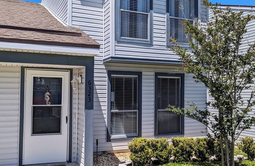 Fernandina Beach Condominio | Charming Beach Condo Steps to Sand Pet-Friendly Pool & Tennis Access