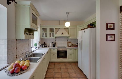 Prodol Villa | Tranquila y relajante villa con piscina rodeada de tilos, plantas y bosques.