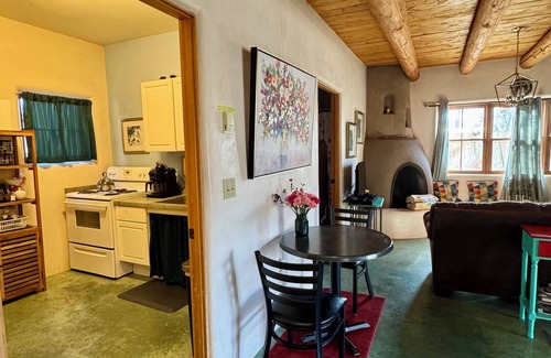 Taos Casa | Peaceful/Relaxing. Walking distance to the Taos Plaza, side-walks all the way.