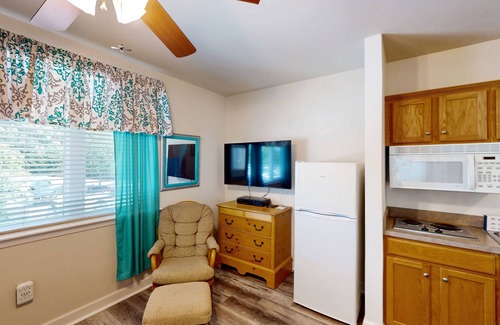 Huddleston Apartamento | Peaceful resort studio with shared pool, hot tub, beach, game room & lake access