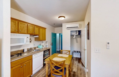 Huddleston Apartamento | Peaceful resort studio with shared pool, hot tub, beach, game room & lake access