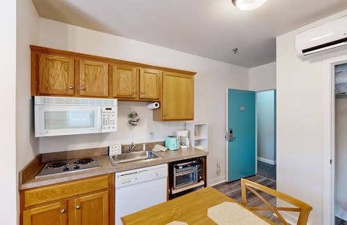 Huddleston Apartamento | Peaceful resort studio with shared pool, hot tub, beach, game room & lake access