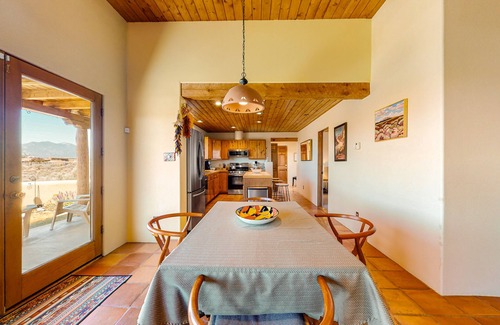 Taos Casa | Peaceful retreat with 360º views, Kiva fireplace & firepits - dog-friendly