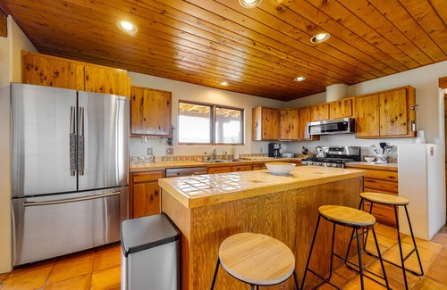 Taos Casa | Peaceful retreat with 360º views, Kiva fireplace & firepits - dog-friendly