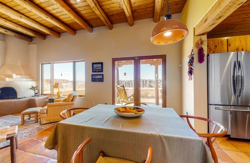 Taos Casa | Peaceful retreat with 360º views, Kiva fireplace & firepits - dog-friendly