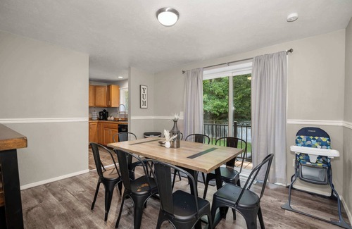 North Spokane Casa | Casa grande, actualizaciones modernas. Corto trayecto en el centro.