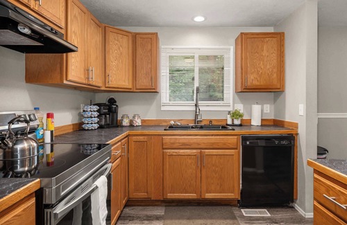 North Spokane Casa | Casa grande, actualizaciones modernas. Corto trayecto en el centro.
