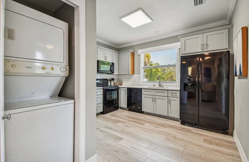 Old Southeast Apartamento | Peaceful retreat only a mile from DT St Pete and 2 blocks to Tampa Bay!