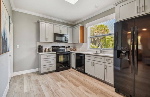 Old Southeast Apartamento | Peaceful retreat only a mile from DT St Pete and 2 blocks to Tampa Bay!