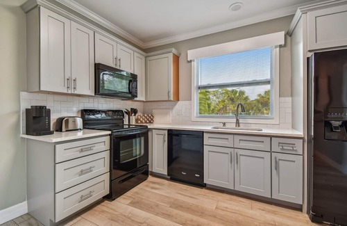 Old Southeast Apartamento | Peaceful retreat only a mile from DT St Pete and 2 blocks to Tampa Bay!