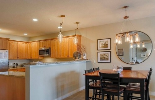 Seaside Condominio | Peaceful, river front, 2-bedroom condo with WiFi in Seaside