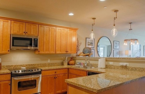 Seaside Condominio | Peaceful, river front, 2-bedroom condo with WiFi in Seaside