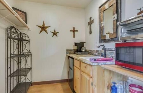 Fischer Casa | Peaceful River Retreat - Easy Access & Endless Fun - Blanco River Property