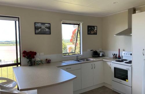 Te Kopuru Casa | Peaceful Riverfront cottage in small northland town