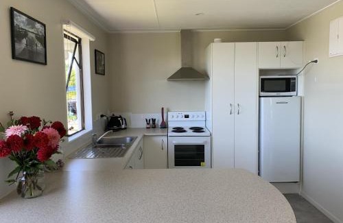 Te Kopuru Casa | Peaceful Riverfront cottage in small northland town