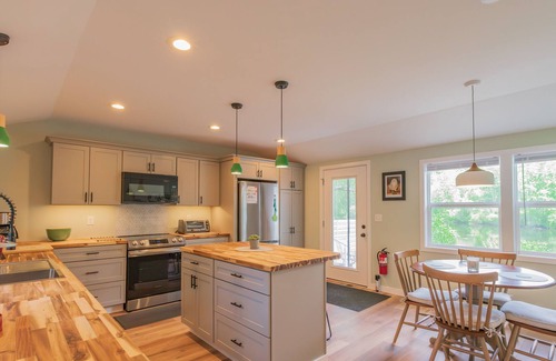 Hope Apartamento | Peaceful Riverfront Retreat in Hope, R.I.