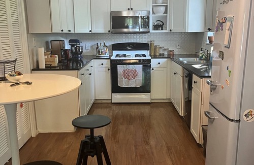 Johnston Terrace Casa | Peaceful Room in East Austin Home Queen sized bed, full bath and work space