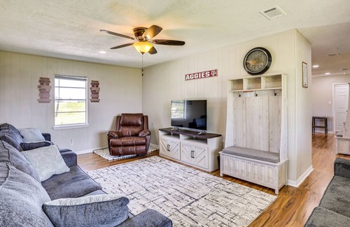 Lyons Casa | Peaceful Somerville Home w/ Gazebo - 5 Mi to Lake!