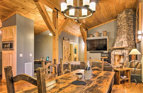 Brevard Cabina | Peaceful ‘Stony Point’ Getaway w/ Hot Tub & Views!