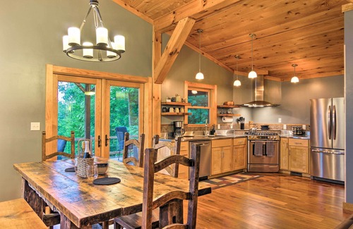 Brevard Cabina | Peaceful ‘Stony Point’ Getaway w/ Hot Tub & Views!