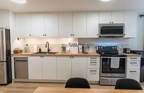 Armstrong Casa | Peaceful Suite near Vernon/Armstrong - Brand New