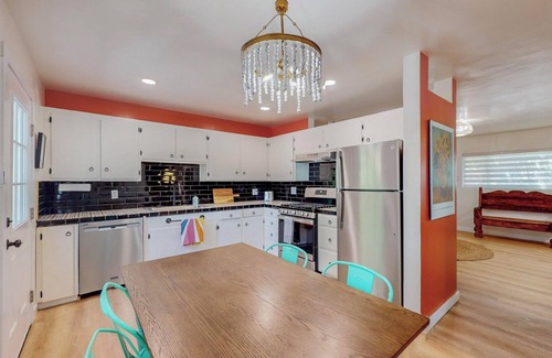 Los Poblanos Casa | Peaceful Sunflower Escape, 3bd w/ hot tub, grill, and mountain views!