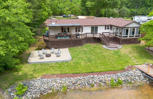 Terrell Casa | Peaceful Retreat on Lake Norman /Pontoon Boat ava.