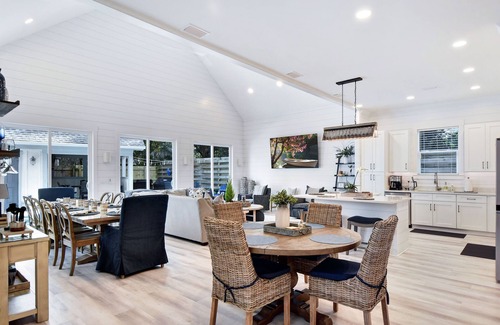 Demere Park Casa | Peaceful vacation retreat on SSI within walking distance of beach & Pier Village