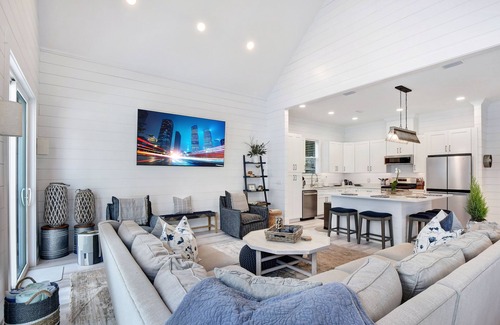 Demere Park Casa | Peaceful vacation retreat on SSI within walking distance of beach & Pier Village