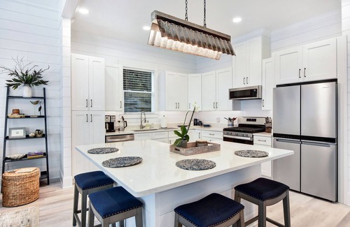 Demere Park Casa | Peaceful vacation retreat on SSI within walking distance of beach & Pier Village