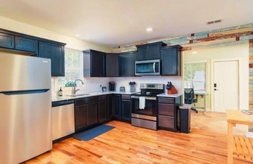 Cayce Casa | Peaceful Vibes near the riverwalk, USC & Ft Jack