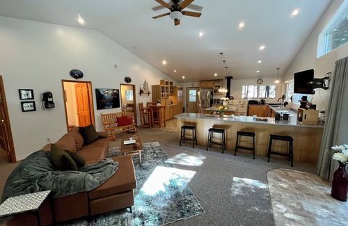 Gasquet Casa | Peaceful Views-Gasquet Cozy Cabin 1.5acres. TRAEGER, Smith River, Redwoods, Wifi