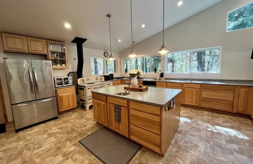 Gasquet Casa | Peaceful Views-Gasquet Cozy Cabin 1.5acres. TRAEGER, Smith River, Redwoods, Wifi