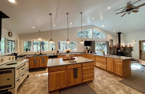Gasquet Casa | Peaceful Views-Gasquet Cozy Cabin 1.5acres. TRAEGER, Smith River, Redwoods, Wifi