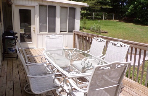 Cookeville Casa | Peaceful Vintage Library Getaway near Town