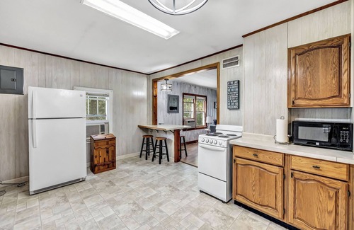 Luxemburg Casa | Peaceful Waterfront Cottage | Door County | Sleeps 7