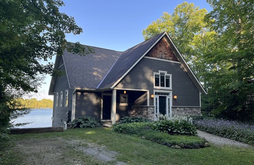 Grey Highlands Cabaña | Peaceful waterfront family cottage on Lake Eugenia