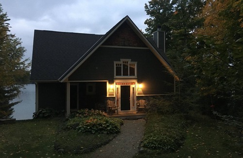 Grey Highlands Cabaña | Peaceful waterfront family cottage on Lake Eugenia