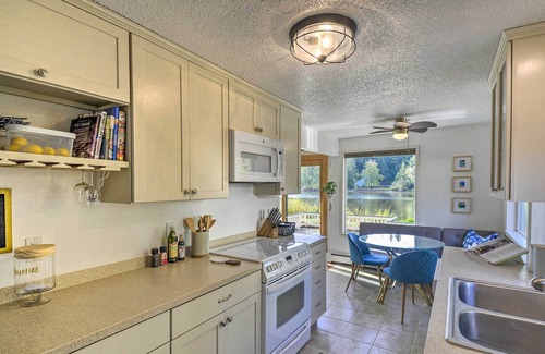 East Olympia Cabaña | Peaceful Waterfront Cottage w/ SUPs, Kayaks & More